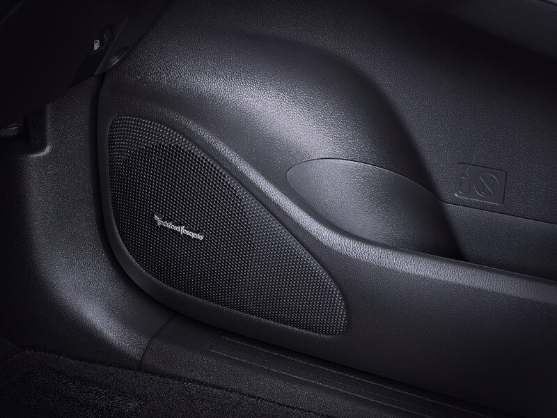 Mitsubishi Pajero Sport Rockford Fosgate-audio-system-1