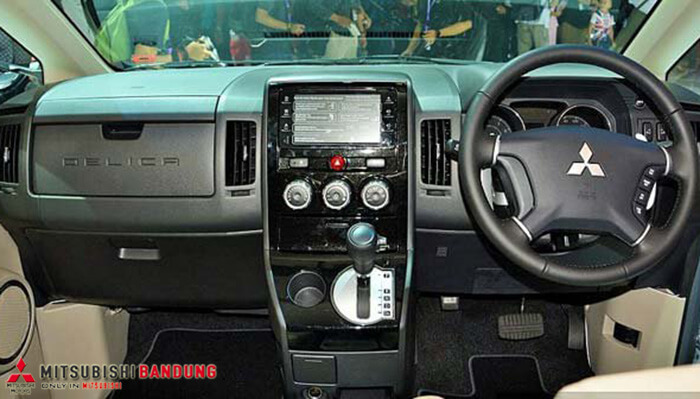 Dashboard Mitsubishi Delica