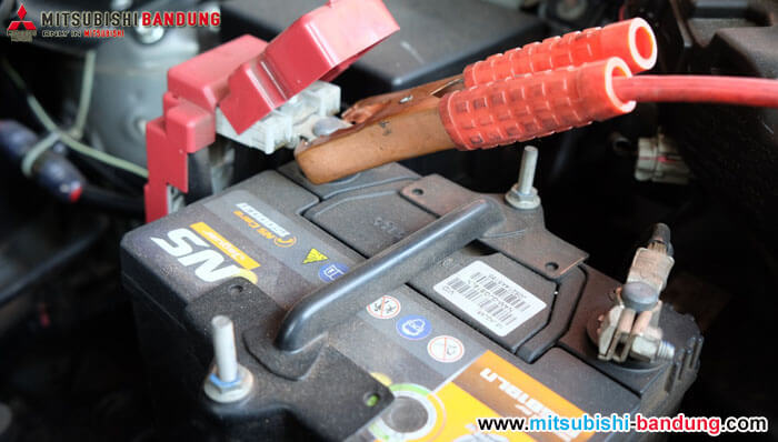 Menghubungkan kabel jumper